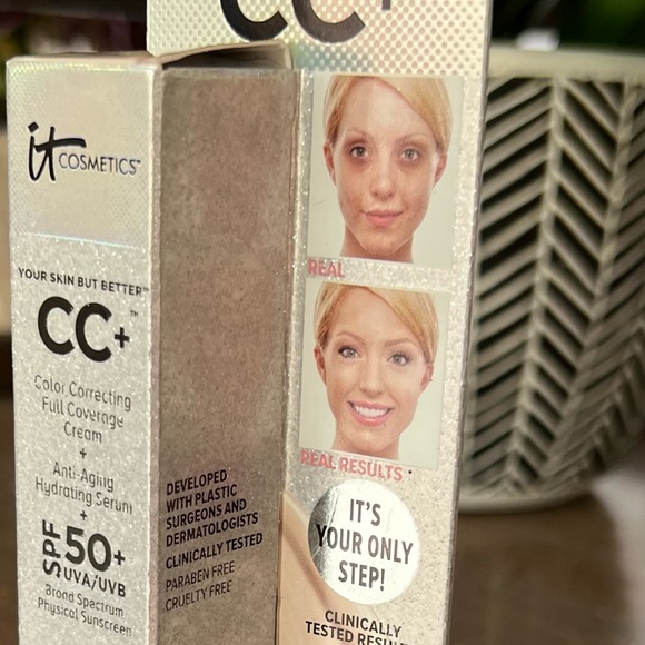It Cosmetics CC Cream Color correcting full coverage cream. Anti-Aging Hydrating - Picture 8 of 15